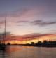 Los barcos presencia la puesta de sol en el puerto de Mataró.