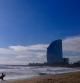Playa de la Barceloneta con el Hotel W Barcelona de fondo.