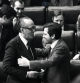 Leopoldo Calvo Sotelo y Adolfo Suárez se abrazan en el debate de investidura de 1981