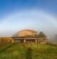 Arco de niebla en la masía de Sant Miquel en Sant Bartomeu del Grau.