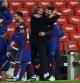 Gerard Piqué abrazándose a Koeman al terminar el encuentro