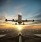 Un avión en pleno despegue. El tráfico aéreo sigue en horas bajas