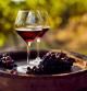 Dos copas de vino tinto sobre un barril