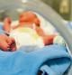 Un bebé prematuro en una incubadora
