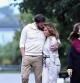 Jennifer Lopez y Ben Affleck abrazados durante el paseo que dieron por la playa de los Hamptons, en Nueva York