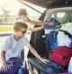 Familia con el maletero del coche lleno antes de irse de vacaciones.