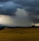 Paisaje de verano con cortinas de lluvia en las afueras de Vic.