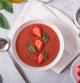 Sopa de fresas con queso fresco y albahaca