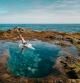 Un hombre se tira de cabeza en una Piscina natural en las islas canarias