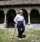 Pujol caminando ante la iglesia románica de Queralbs