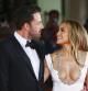 Jennifer Lopez y Ben Affleck a su llegada a la premiere de 'El último duelo' en el Festival de Cine de Venecia