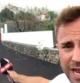 Alejandro Rodríguez, reportero de 'Cuatro al día' informando sobre el volcán de La Palma