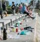 foto XAVIER CERVERA 26/09/2021 muchisima suciedad d restos del botellon de la noche madrugada anterior) con banistas, paseantes, padres y ninos, deportistas amateurs, etc Otro gran macrobotellón reúne a miles de jóvenes en la playa del Bogatell Miles de personas, en su gran mayoría jóvenes, se han reunido este sábado por la noche en la playa del Bogatell de Barcelona, en el que es ya el tercer botellón multitudinario durante las fiestas de la Mercè. La plaza España ha quedado relegada después de que los Mossos d'Esquadra blindaran todos los accesos a la avenida Maria Cristina y alrededores para evitar altercados como los acontecidos la noche del viernes. La consecuencia: los jóvenes se han desplazado cerca del mar y han seguido con la fiesta de los pasados días. Igual que las anteriores, no ha sido una noche tranquila en su totalidad. La concentración ha acabado con disturbios a la altura del espigón del Bogatell, cerca de la Nueva Icaria, gran parte de ellos cuando la mayoría ya había abandonado el lugar. Alrededor de las seis de la mañana, grupos violentos, aparentemente organizados, han provocado destrozos en comercios y restaurantes de la zona, quemado motocicletas en la avenida Litoral y tirado botellas tanto a agentes como a periodistas. También se han producido múltiples robos individuales a varios de los asistentes.