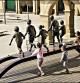 Niños jugando detrás de la escultura 'La ilustración de la luz del mundo'.