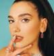 Dua Lipa con una de las manicuras que triunfa este otoño