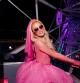 Paris Hilton con su vestido al más puro estilo Barbie de Alice + Olivia