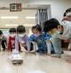 Varios niños interactúan con el robot Alpha Mini es una guardería de Seúl, Corea del Sur