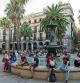 FOTO : MANÉ ESPINOSA. PARA REPORTAJE “ CENTRO DE BARCELONA” . UN GRUPO DE PERSONAS SENTADOS ALREDEDOR DE LA FUENTE DE LA PLAÇA REIAL