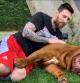 Messi juega con su perro Hulk