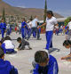 Niños en edad de escuela primaria juegan en el patio de su escuela en Tijuana.