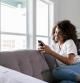 Mujer relajándose en el sofá con su smartphone