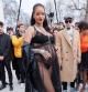La cantante Rihanna acudió el martes al desfile de Dior con un atrevido look lencero