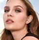 Josephine Skriver posa con la máscara de Maybelline New York