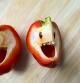 Pimientos cortados en rodajas con forma humana