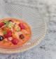 Sopa fría de frutos rojos con salmón ahumado