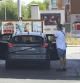 Un hombre reposta en una gasolinera, la semana pasada en Madrid
