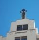 Escultura de Victorio Macho sobre un edificio situado en la Gran Via de Madrid.
