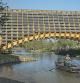 El Timber Bridge salva las aguas de estanques y riachuelos con una estructura de madera que recuerda las construcciones antiguas
