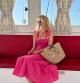 Claudia Schiffer con su estilismo rosa fucsia