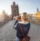 Una joven fotografía Praga desde el puente de Carlos