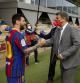 Foto oficial del primer equipo de fútbol del F.C. Barcelona 2020/21. El presidente Joan Laporta saluda a Leo Messi