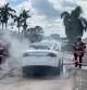 Bomberos de Florida apagan un incendio generado de forma espontánea en un Tesla tras el paso del huracán Ian