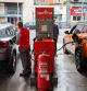 Coches repostando en una gasolinera de Barcelona