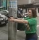 Carla Zambelli persigue a punta de pistola a un periodista en plena calle en Sao Pablo