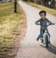 Un niño montado en una bici sin pedales