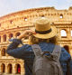 Una joven frente al Coliseo de Roma