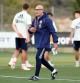 Luis de la Fuente dirigiendo un entrenamiento en Las Rozas con la Sub 21