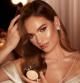 Lily James en la nueva campaña del iluminador de Charlotte Tilbury