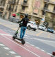 Accidente mortal de patinete electrico con un autobús en el cruze entre Aragó y Compte d'Urgell. Patinetes pasan por el lugar de los hechos. Barcelona, dia 11 de enero de 2023. Foto Joan Mateu Parra / Shooting