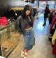 Aitana con su falda vaquera en una tienda de Los Ángeles