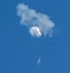 El presunto globo espía chino se desplaza hacia el océano después de ser derribado frente a la costa en Surfside Beach, Carolina del Sur.