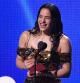 La cantante Rosalía con uno de los Grammy latinos que ganó en noviembre del año pasado
