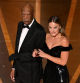 Morgan Freeman y Margot Robbie durante la gala de los premios Oscars