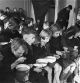 Imagen de unos niños comiendo caldos y sopas durante el episodio de hambre que sufrió Países Bajos el invierno de 1944