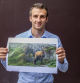 Iván Villarejo, con su fotografía del rebeco cojo del Cadí.