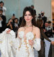 Anne Hathaway con su espectacular vestido de Versace en la gala Met